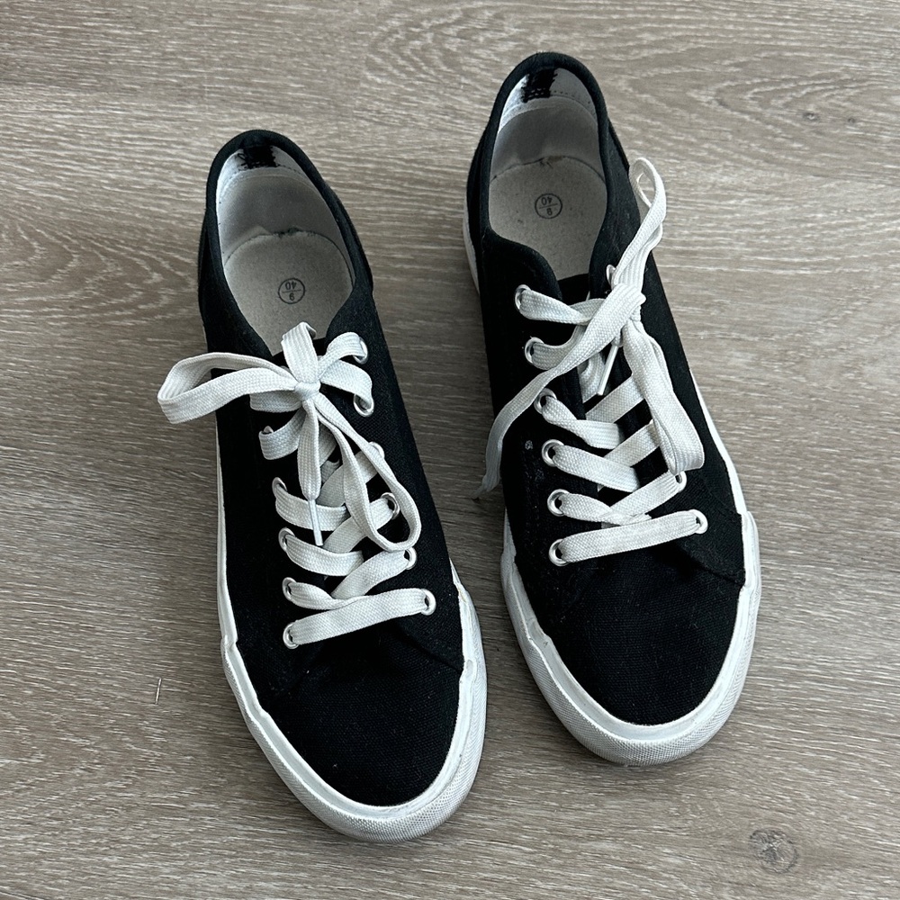 Amazon Essentials Black and White Women's Sneakers